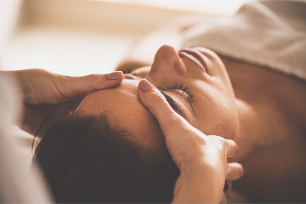 Massage relaxant du visage