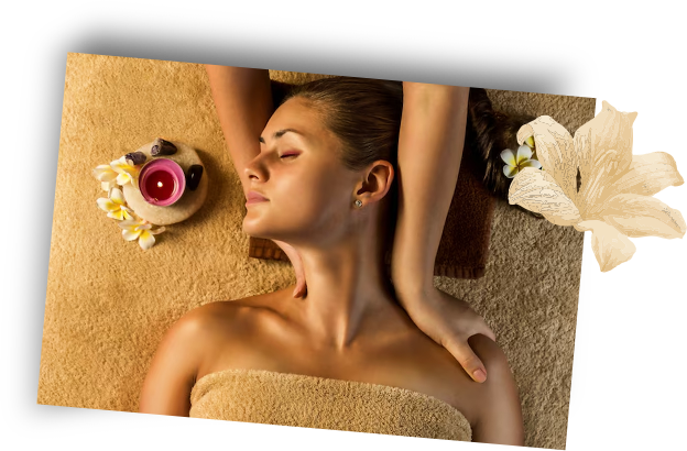 Femme se faisant masser joyeusement